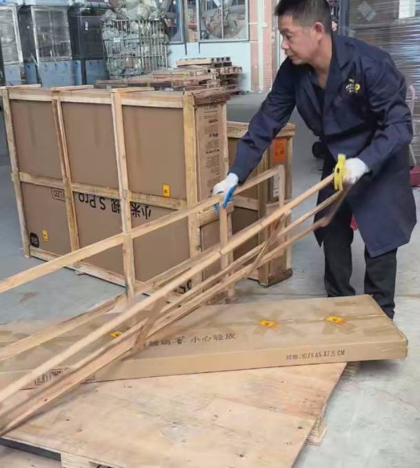 挂壁空调集运香港会摔坏吗<strong></p>
<p>空调铜管
</strong>？鑫航铜管防护+外机木架实测:空调铜管
