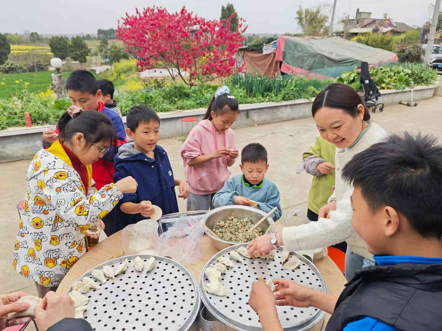 小手塑责任 饺香浸品格 ——绵阳市游仙区石马小学开展千人包饺子主题活动:包塑铜管
