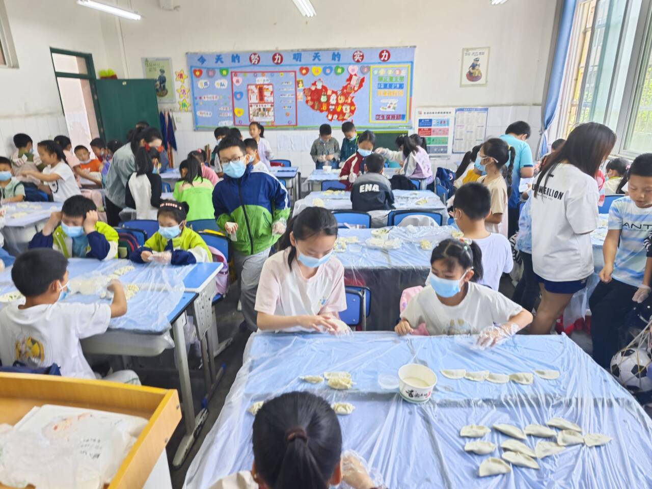 小手塑责任 饺香浸品格 ——绵阳市游仙区石马小学开展千人包饺子主题活动:包塑铜管
