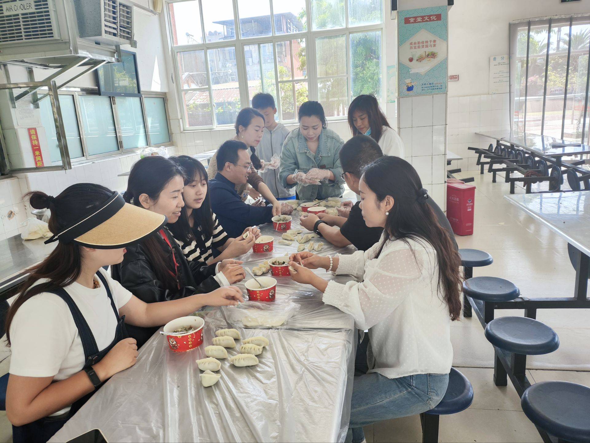 小手塑责任 饺香浸品格 ——绵阳市游仙区石马小学开展千人包饺子主题活动:包塑铜管
