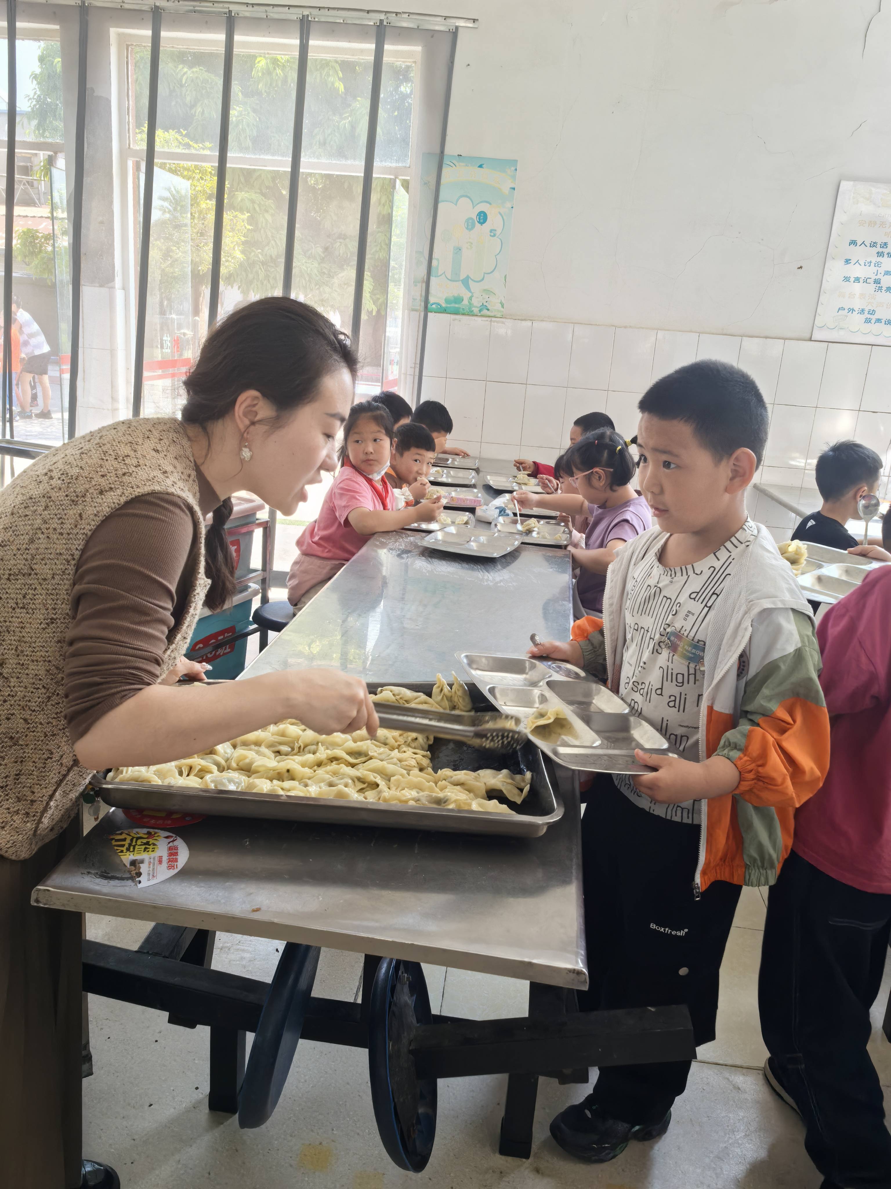小手塑责任 饺香浸品格 ——绵阳市游仙区石马小学开展千人包饺子主题活动:包塑铜管
