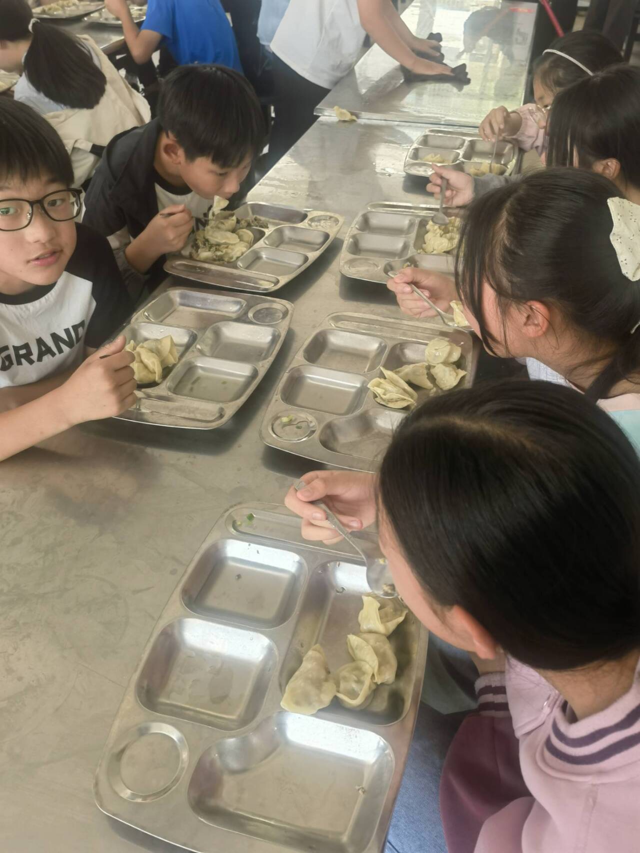小手塑责任 饺香浸品格 ——绵阳市游仙区石马小学开展千人包饺子主题活动:包塑铜管
