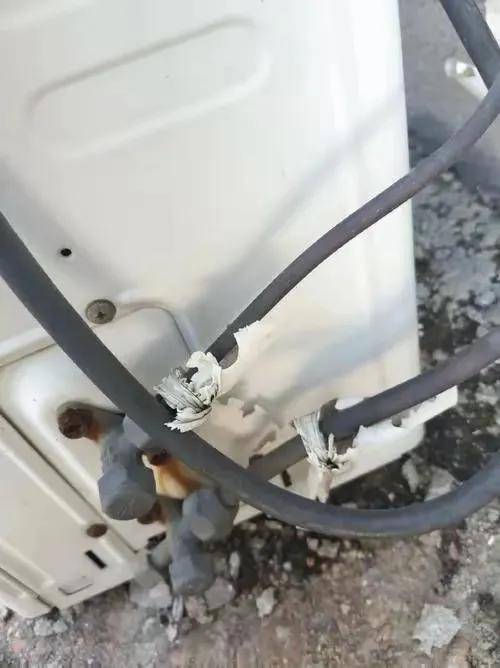 河北有个男的在给父母房间装空调的时候突然发现外机铜管居然没包:空调铜管
